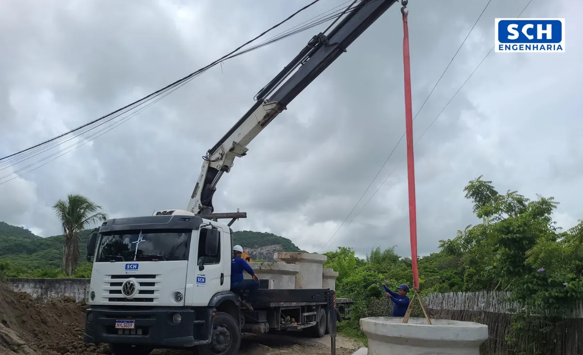 Caminhão munck da SCH Engenharia descarregando anéis de concreto